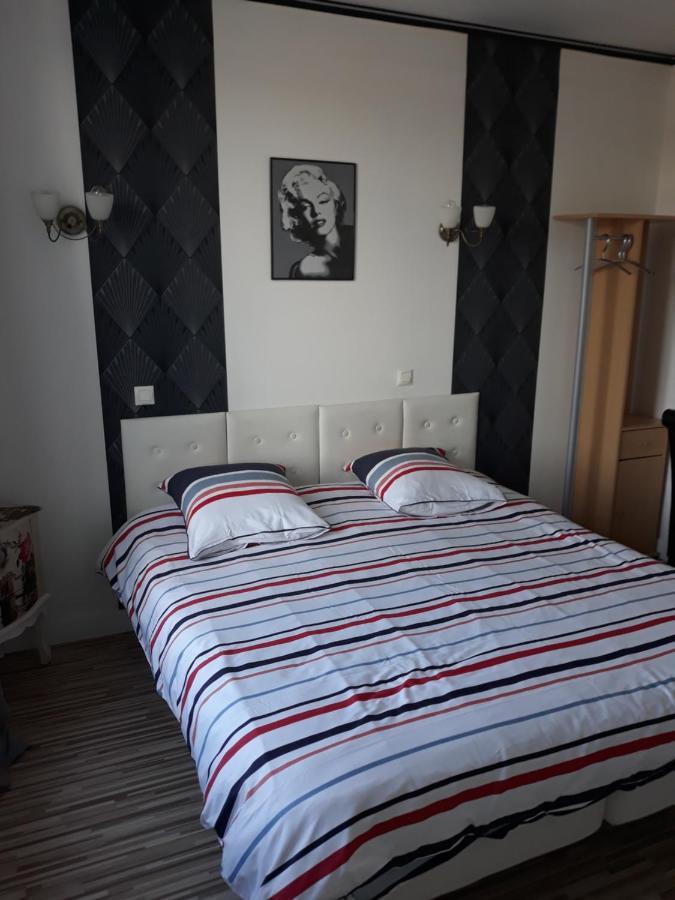 Hotel De La Gare Sainte-Gauburge-Sainte-Colombe Esterno foto