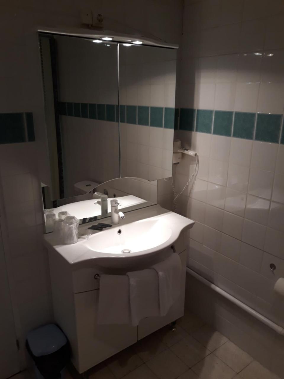 Hotel De La Gare Sainte-Gauburge-Sainte-Colombe Esterno foto