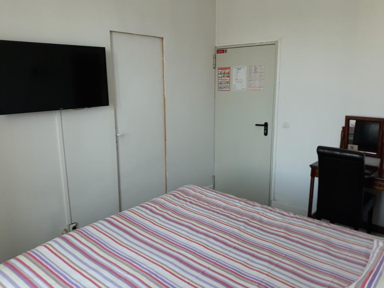 Hotel De La Gare Sainte-Gauburge-Sainte-Colombe Esterno foto